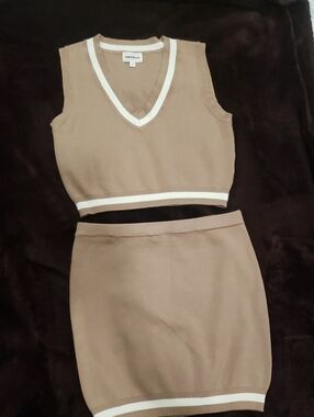 Sleeveless V-Neck Knit Crop Top Set in Light Brown/tan with White Trim